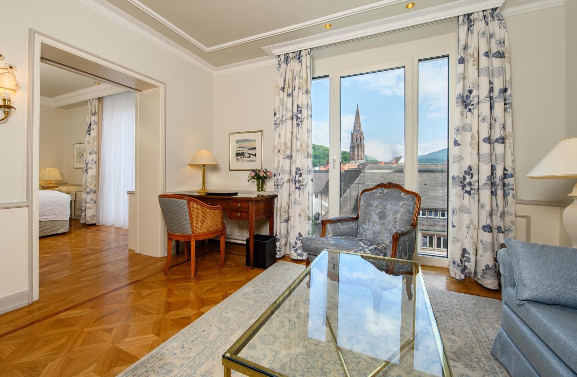 库洛姆宾酒店 弗赖堡 外观 照片 A suite at the Hotel de la Ville