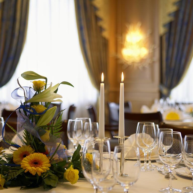 库洛姆宾酒店 弗赖堡 餐厅 照片 A table set for a formal dinner