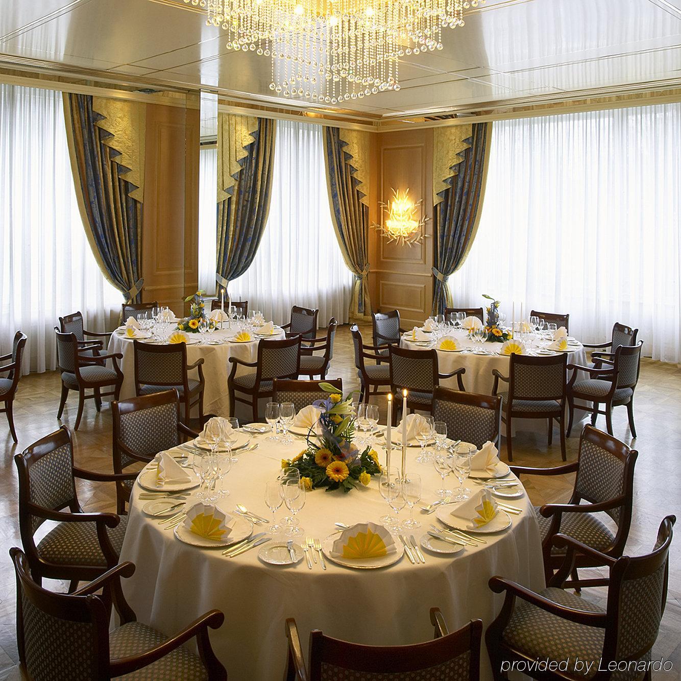 库洛姆宾酒店 弗赖堡 餐厅 照片 A table set for a formal dinner