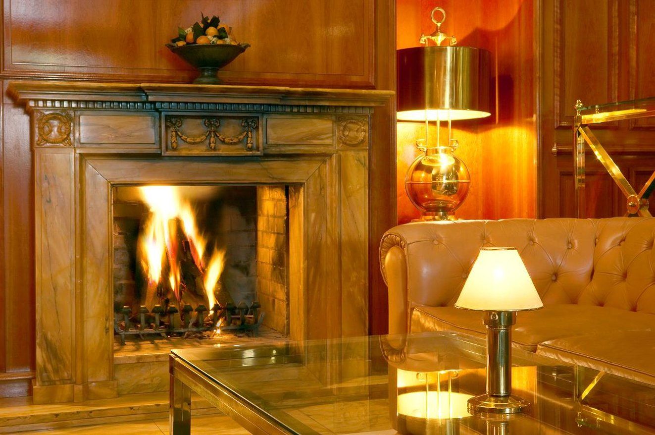 库洛姆宾酒店 弗赖堡 内观 照片 A fireplace in a hotel