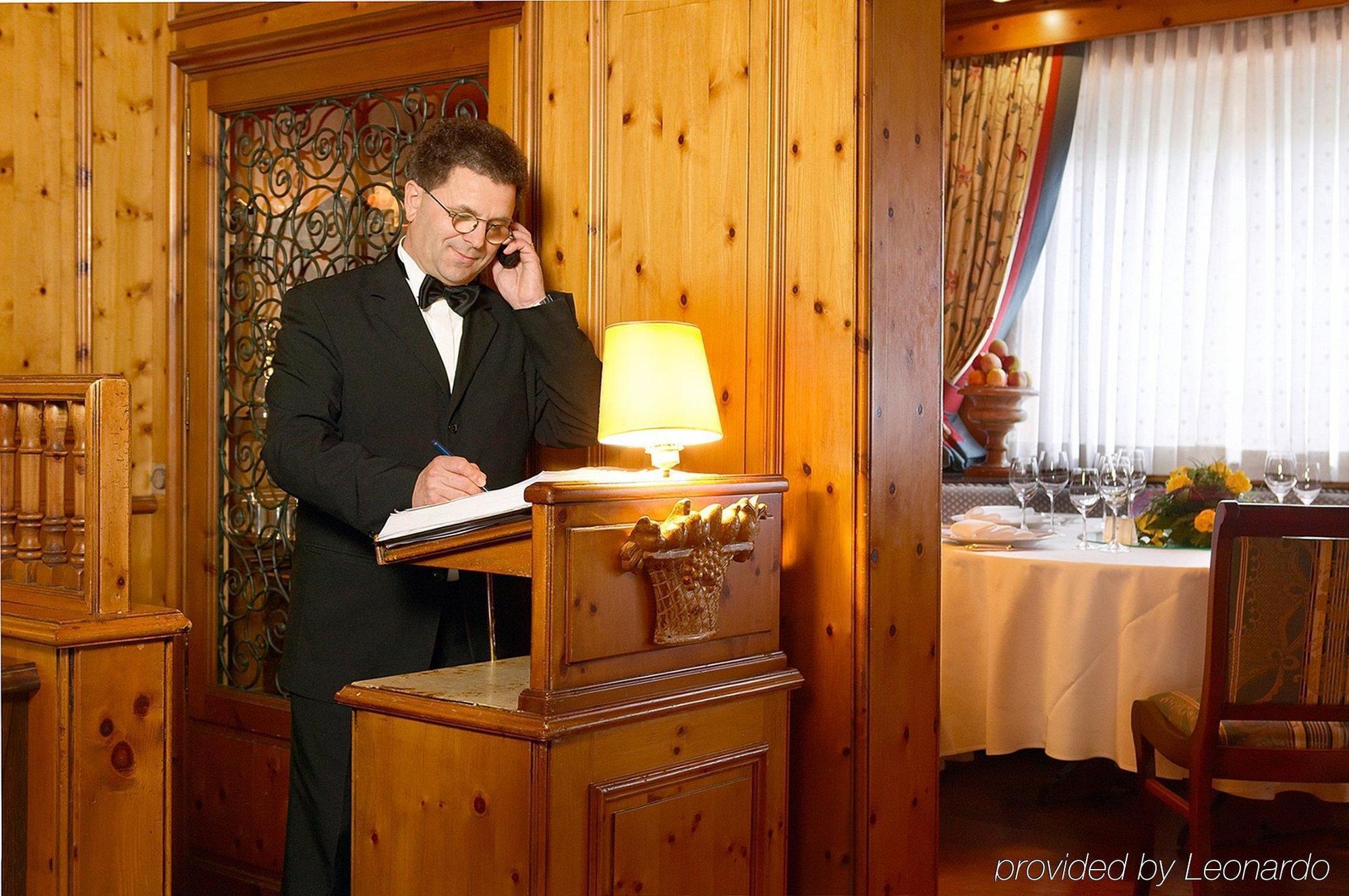 库洛姆宾酒店 弗赖堡 餐厅 照片 A butler at work