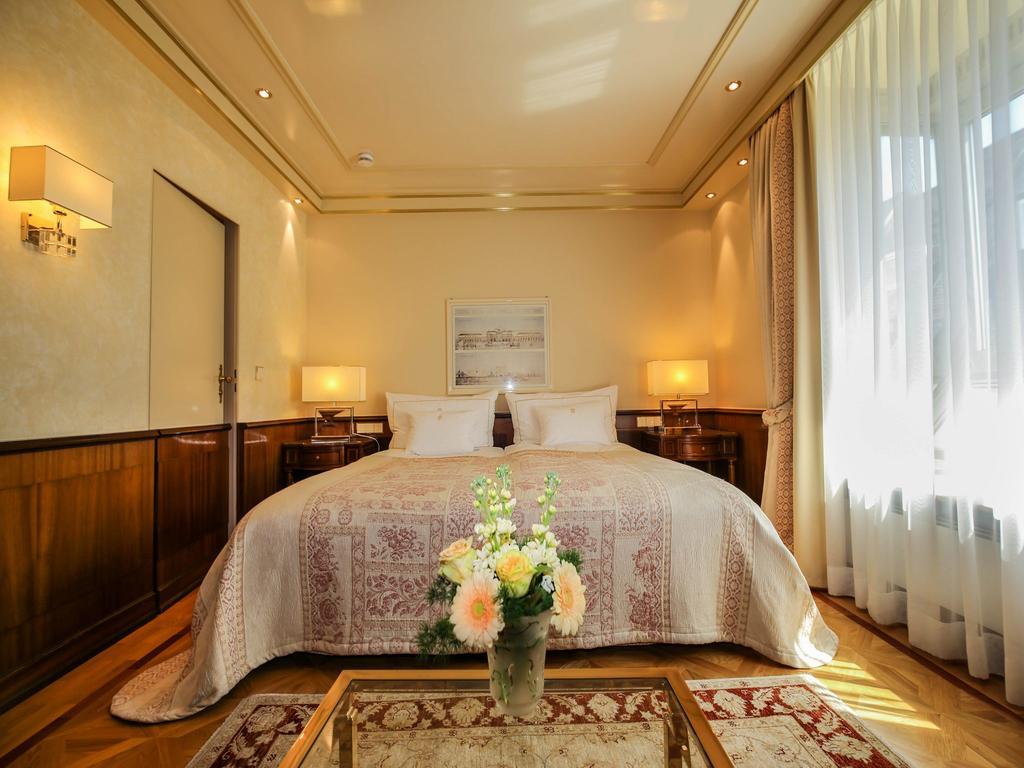 库洛姆宾酒店 弗赖堡 外观 照片 A bedroom at the Hotel de la Paix