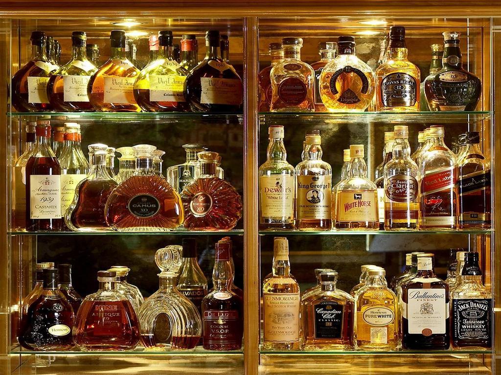 库洛姆宾酒店 弗赖堡 外观 照片 A selection of cognacs