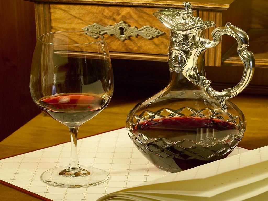 库洛姆宾酒店 弗赖堡 外观 照片 A traditional wine decanter