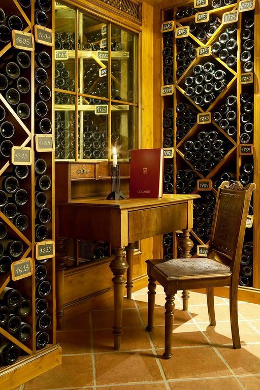 库洛姆宾酒店 弗赖堡 外观 照片 Wine cellar