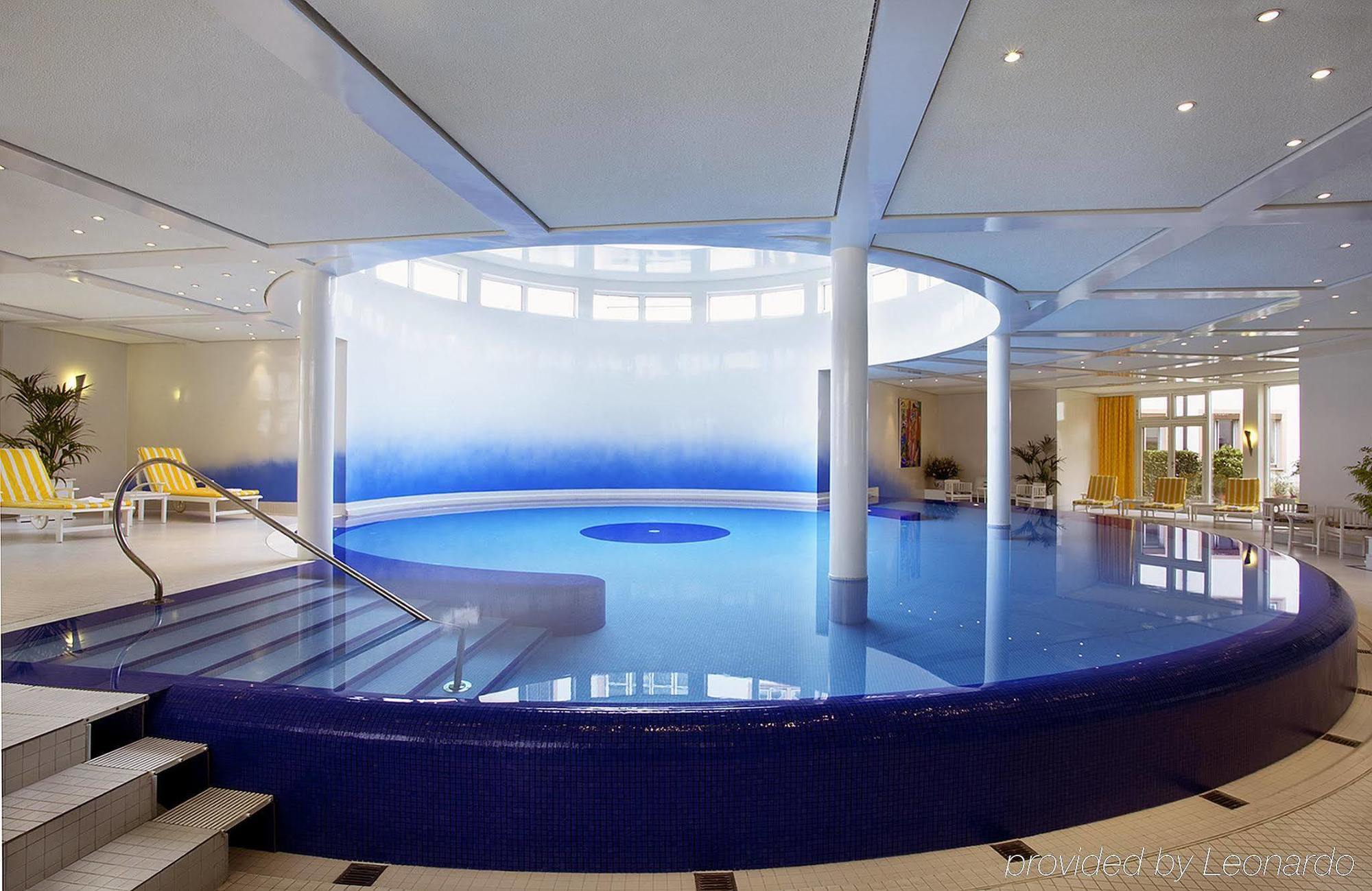 库洛姆宾酒店 弗赖堡 设施 照片 The pool at the Hotel de la Paix